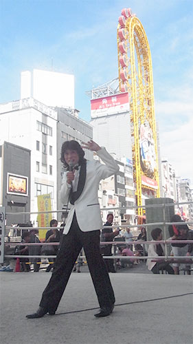 大阪・道頓堀で開催された「いじめ撲滅青少年ボクシング大会」にゲスト出演した演歌歌手の本岡拳一