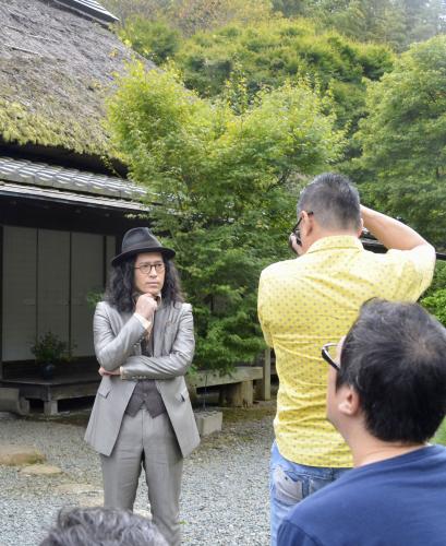 夏目漱石ゆかりの地をＰＲする動画などの撮影に参加した又吉直樹