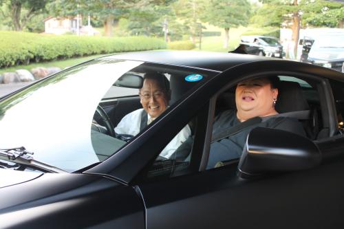 トヨタ自動車の豊田章男社長（左）が運転する同社の高級車「レクサス」特別仕様車に乗り込んだマツコ・デラックス