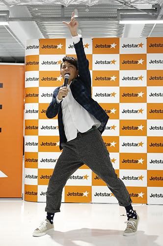 成田空港でトークショーに出演した「ますだおかだ」の岡田圭右