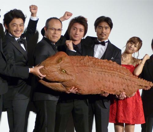 “ツチノコ”を手にする（左から）川村陽介、田中要次、藤原竜也、小澤征悦、佐野ひなこ