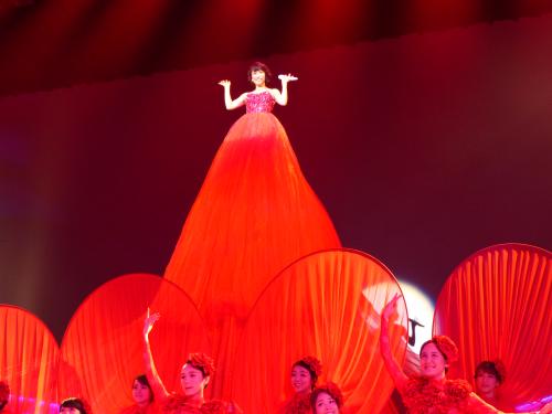 20周年記念公演で、紅白歌合戦の衣装を再披露した水森かおり