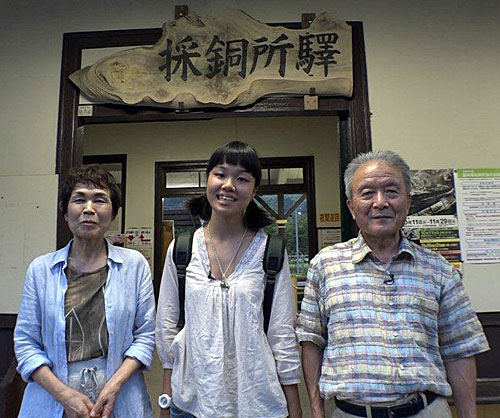 「孫をたずねて三千里」で再会する（左から）伊藤淳子さん、石川うたちゃん、伊藤英征さん