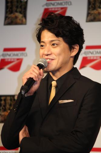 【画像・写真】小栗旬、天龍の“聞き取れないチャーハンＰＲ”に笑い止まらず