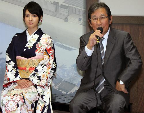 会見に出席した女優の桜庭ななみ（左）と杉田成道監督