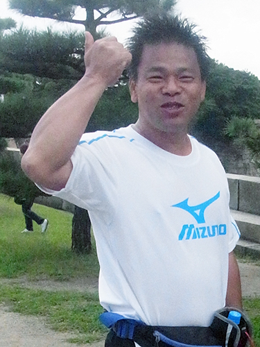 大阪マラソンに向けた公開練習を終え、取材を受けるジミー大西