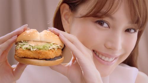 【画像・写真】“自分の分身”ＰＲ　エビちゃん１０年ぶり「えびフィレオ」新ＣＭ