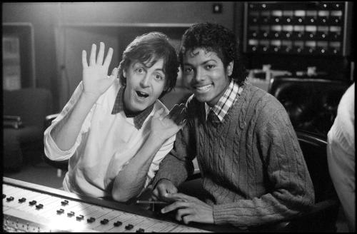 曲を録音した当時のポール・マッカートニー（左）とマイケル・ジャクソンさん（Ｃ）１９８３　Ｐａｕｌ　ＭｃＣａｒｔｎｅｙ＿Ｐｈｏｔｏｇｒａｐｈｅｒ　Ｌｉｎｄａ　ＭｃＣａｒｔｎｅｙ