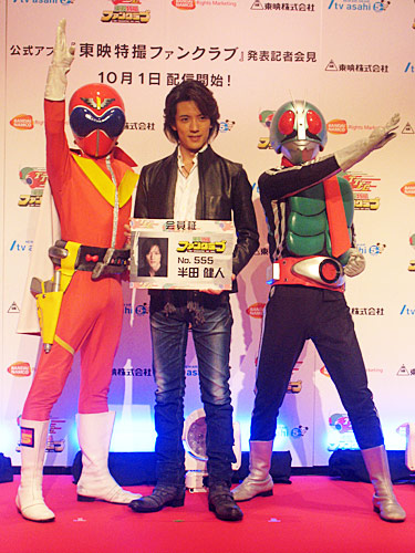 「東映特撮ファンクラブ」発表会見でアカレンジャー（左）、仮面ライダー１号（右）とともに写真撮影する半田健人