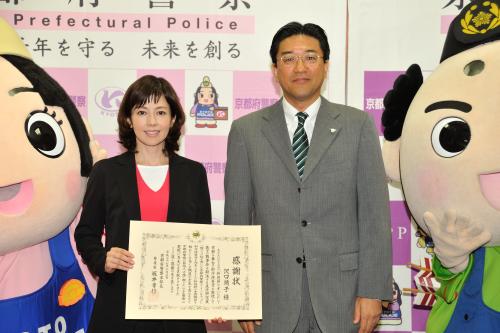 京都府警からの感謝状を手に笑顔の沢口靖子（左）