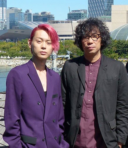釜山国際映画祭の会場をバックにする菅田将暉（左）と、行定勲監督