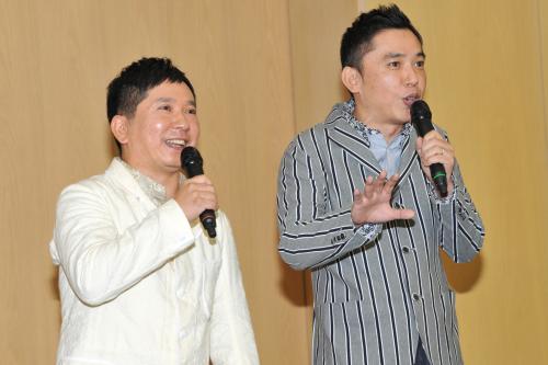 結婚報告記者会見を開いたお笑いコンビ「爆笑問題」の田中裕二と同席した相方の太田光