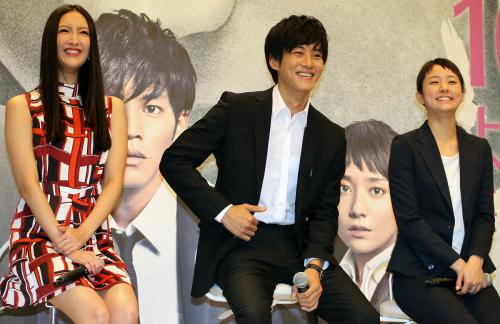 ドラマ「サイレーン」の制作発表で笑顔を見せる（左から）菜々緒、松坂桃李、木村文乃