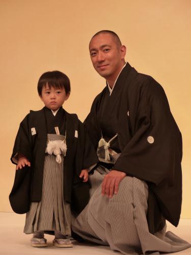 歌舞伎座１１月公演「吉例顔見世大歌舞伎」の製作発表に登場した市川海老蔵と長男の勧玄くん