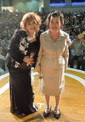 約３０００人ものファンが集まった上沼恵美子（左）の新曲「あかんたれ」の発表会に駆けつけた芦川百々子