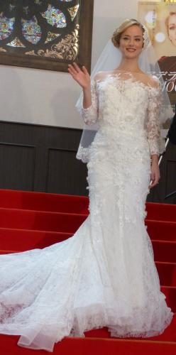 映画「アデライン、１００年目の恋」のイベントにウエディングドレス姿で登場したローレン・マイコラス