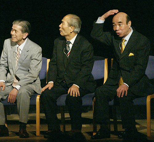 ２００４年、弟子の横山ノック氏（右）の舞台復帰に秋田Ｂスケ（左）と同席した秋田Ａスケさん（中央）