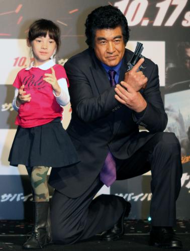 映画「サバイバー」のイベントに出演した藤岡弘、と人気子役のエヴァ