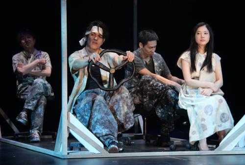 舞台「大逆走」フォトコールで熱演する（左から）池田成志、北村一輝、大倉孝二、吉高由里子