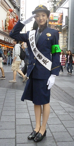 大阪府警南警察署の一日署長を務め、戎橋のたもとで敬礼する野々すみ花