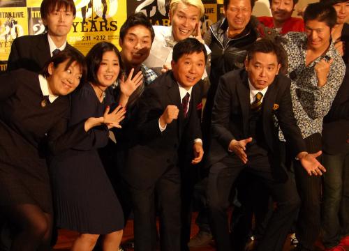 タイタンシネマライブ出演後に会見した爆笑問題の田中裕二（前列左から３人目）と太田光（同４人目）