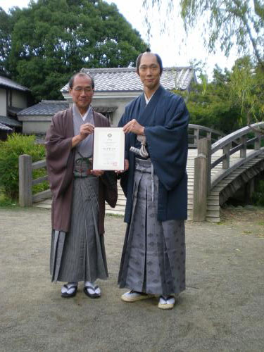 門川大作京都市長（左）から「京都国際観光大使」の任命状を手渡された、佐々木蔵之介