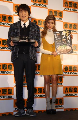 吉野家「牛すき鍋膳」商品発表会にスペシャルゲストとして登場した千原ジュニア（左）とローラ