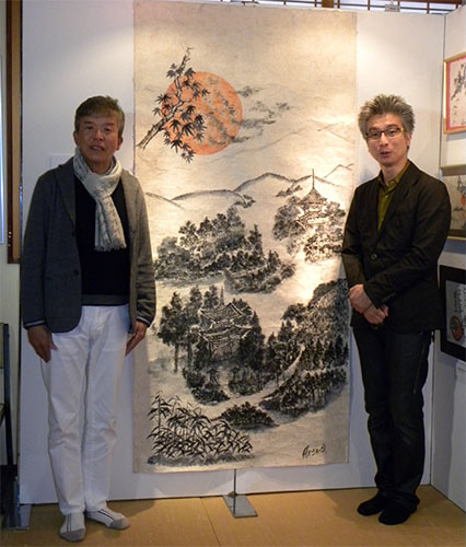 筆ペンで描いた大作を披露した村上ショージ（左）と、京都国際映画祭のアートプランナーを務めるおかけんた　
