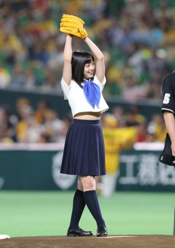 【画像・写真】“天使すぎるアイドル”橋本環奈　セーラー服でノーバン始球式
