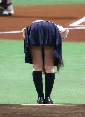 【画像・写真】橋本環奈　セーラー服でノーバン始球式「良かったです」