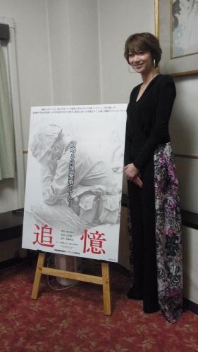 京都国際映画際の映画「追憶」の舞台あいさつに応援に駆けつけ、宝塚歌劇団退団後、初めて公の場に登場した元宙組トップの凰稀かなめ