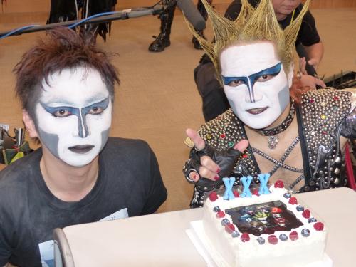 誕生日ケーキを前にデーモン閣下（右）と同じメークで記念撮影する羽田圭介氏