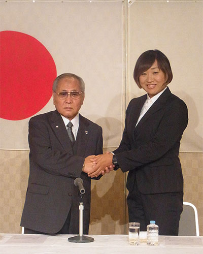 大阪市内で引退会見を開いた山崎静代と握手をする一般社団法人日本ボクシング連盟の山根明会長