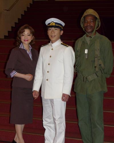 舞台「海に響く軍靴」の会見を行った（左から）島田歌穂、ＨＩＤＥＢＯＨ、Ｔａｍａｎｇｏ