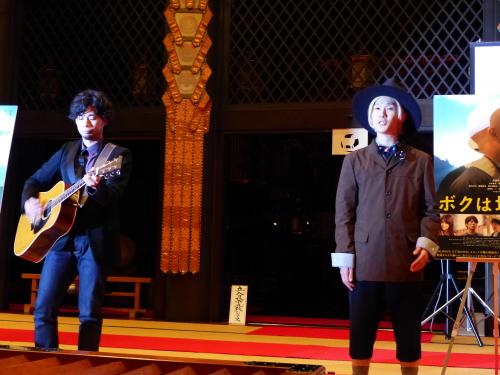 高野山東京別院で行われた映画「ボクは坊さん。」の試写会で主題歌を披露した「吉田山田」の吉田結威（左）と山田義孝