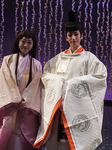 「新源氏物語」で３度目の新人公演主役を務めた柚香光（右）とヒロインの朝月希和