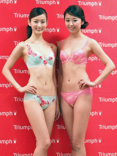 トリンプのイメージガールに選ばれた川辺優紀子さん（左）と中川知香さん