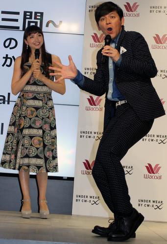 「仕事アスリートアワード」授賞式に出演した岡田圭右（右）と豊田エリー
