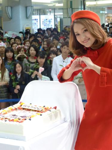 【画像・写真】ｃｈａｙ　真っ赤なワンピース姿で“乙女心”アピール