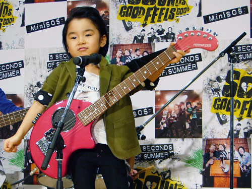 【画像・写真】寺田心、迫真エアギター　豪バンド「５ＳＯＳ」の新譜ＰＲ