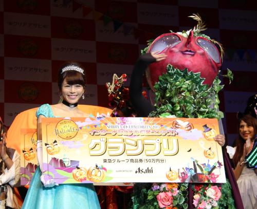 クリアアサヒ「ＳＨＩＢＵＹＡ　オトナＨＡＬＬＯＷＥＥＮ　ＰＡＲＴＹ」コスプレコンテストの優勝者と笑顔で写真に収まる釈由美子