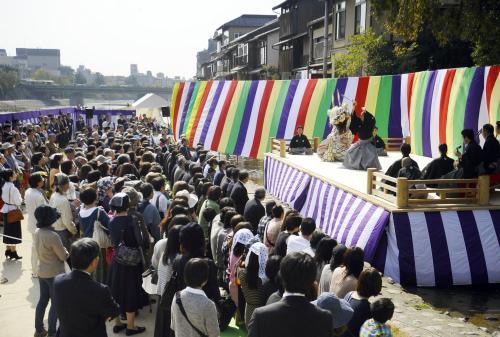 歌舞伎発祥の地といわれる京都市の鴨川河川敷に特設された舞台。市川海老蔵さんが創作舞踊を披露した
