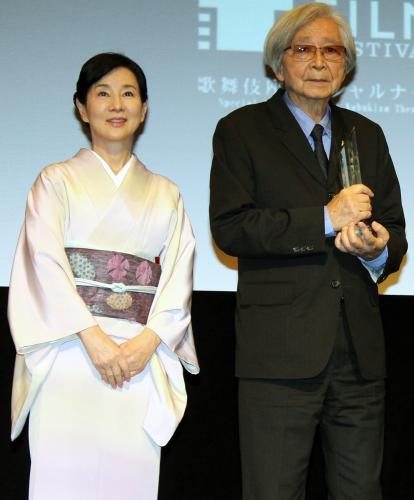 ＳＡＭＵＲＡＩ賞を受賞した山田洋次監督（右）と祝福に駆け付けた吉永小百合