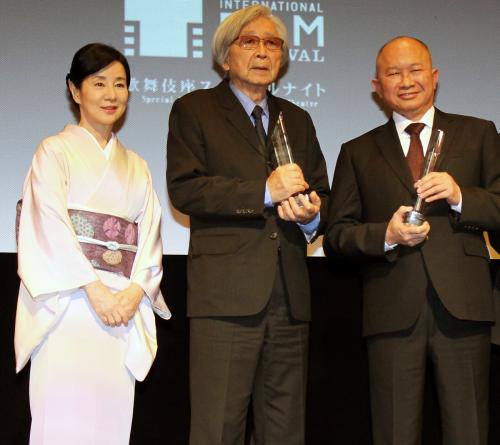 ＳＡＭＵＲＡＩ賞を受賞した山田洋次監督（中）、ジョン・ウー監督（右）と祝福に駆け付けた吉永小百合