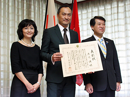 新潟県民栄誉賞を受けた渡辺謙（中）。左は妻の南果歩