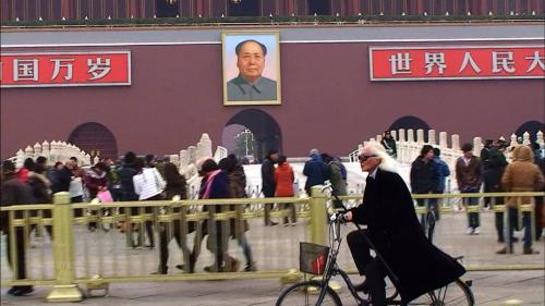 北京の天安門広場前を自転車で疾走する内田裕也