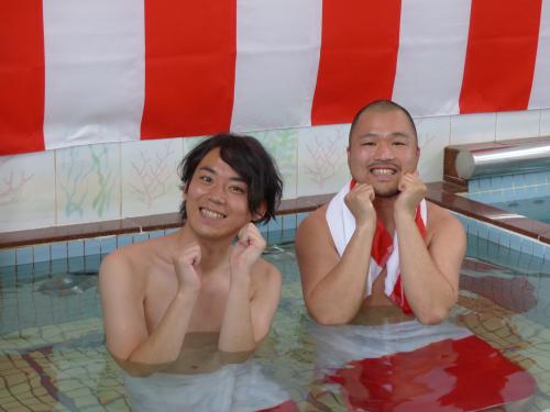 「あったかいんだからぁ♪」のポーズを取るクマムシの佐藤大樹（左）と長谷川俊輔