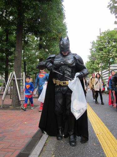 バットマンマークを溶接した特製トングを持ち、東京・銀座周辺でのゴミ拾いイベントに参加した千葉ットマン