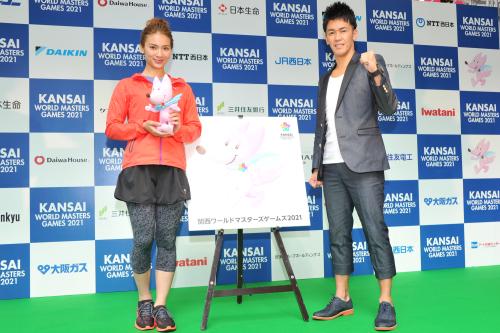 「関西ワールドマスターズゲームズ２０２１」キックオフ記者発表会に出席した（左から）秋元才加、武井壮