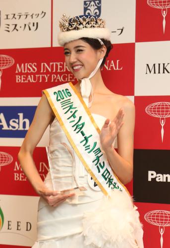 ミスインターナショナル日本代表に輝き、笑顔で手を振る山形純菜さん